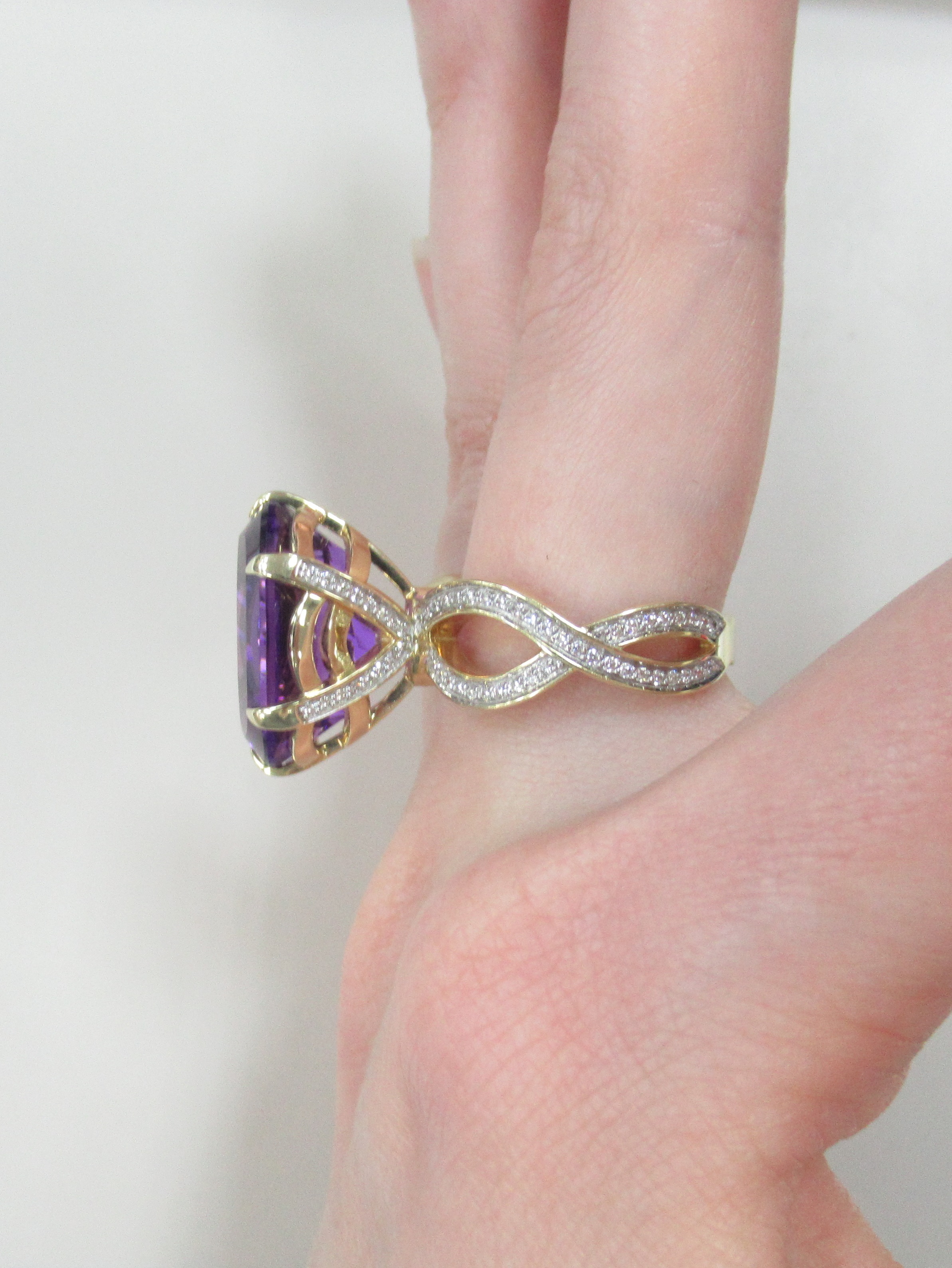 Кольцо из желтого золота с аметистом